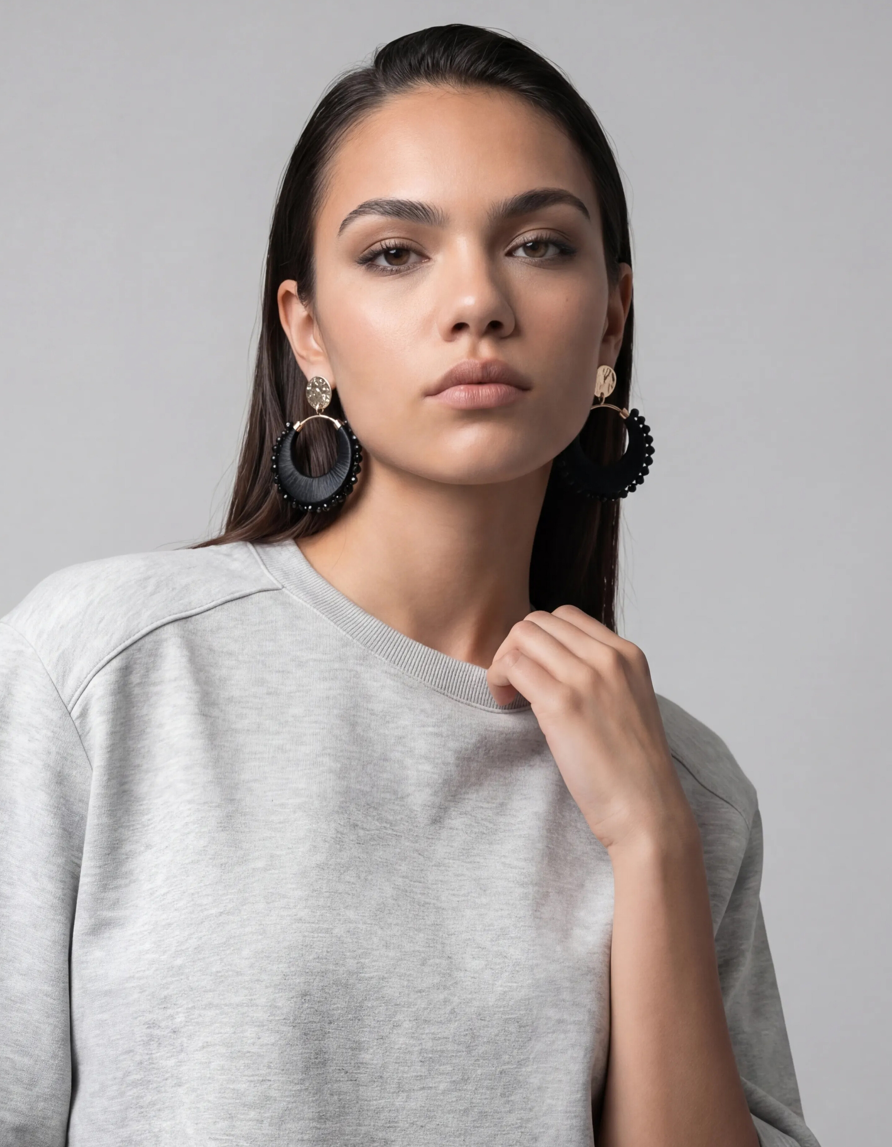 Perlenbesetzte Raffia-Ohrringe Schwarz SHOEBY ACCESSOIRES