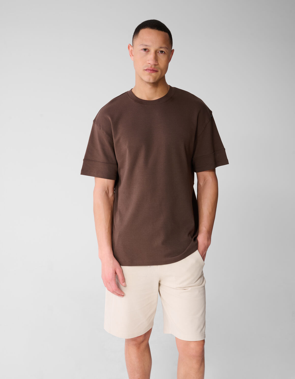 Minimalistisches T-Shirt in Dunkelbraun SHOEBY MEN
