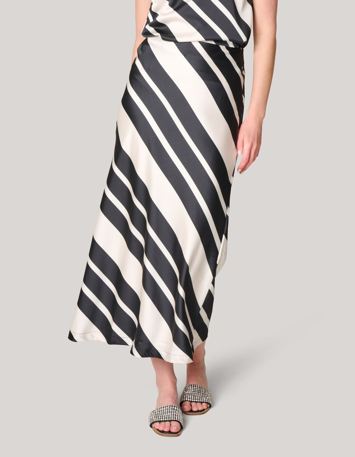 Gestreepte Satijnen Midi Rok Zwart/Wit SHOEBY WOMEN