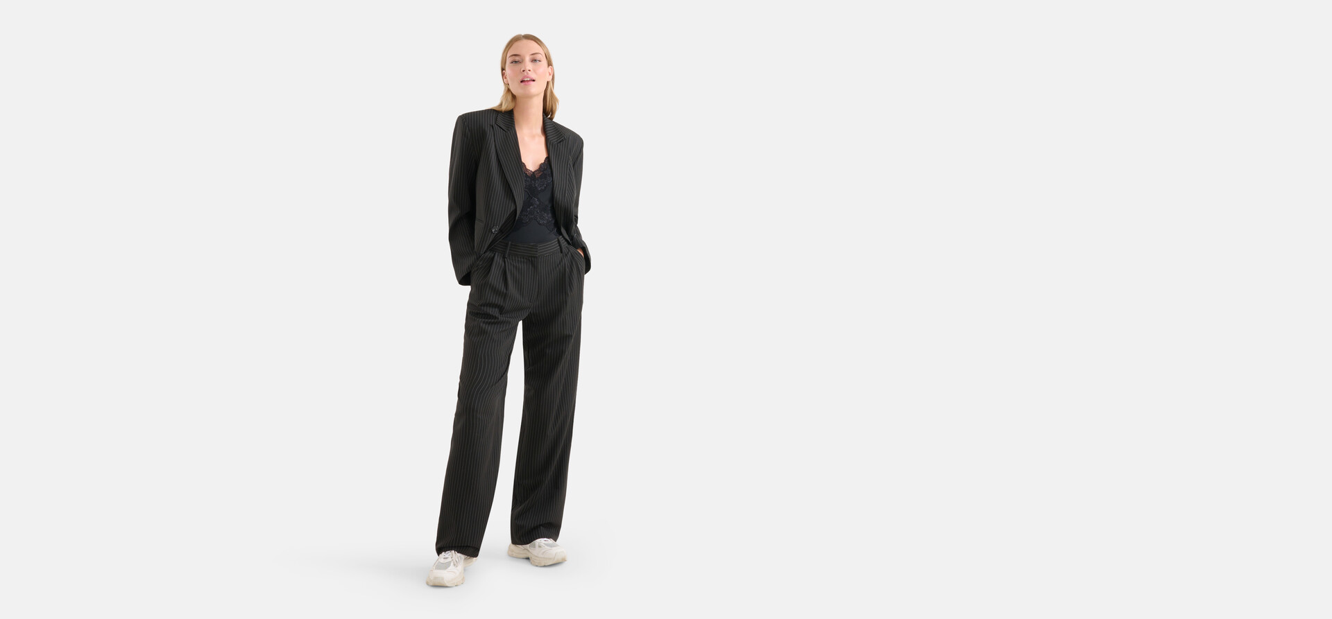 Nadelstreifen-Hose mit weitem Bein Schwarz SHOEBY WOMEN
