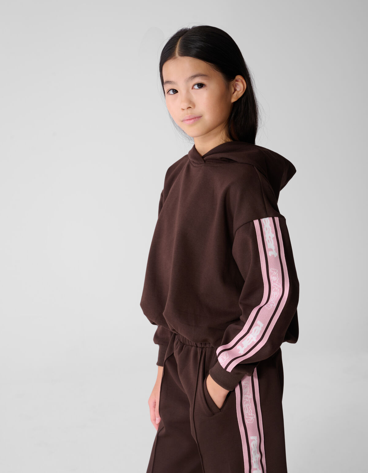 Tape Balloon Fit Hoodie in Dunkelbraun SHOEBY GIRLS