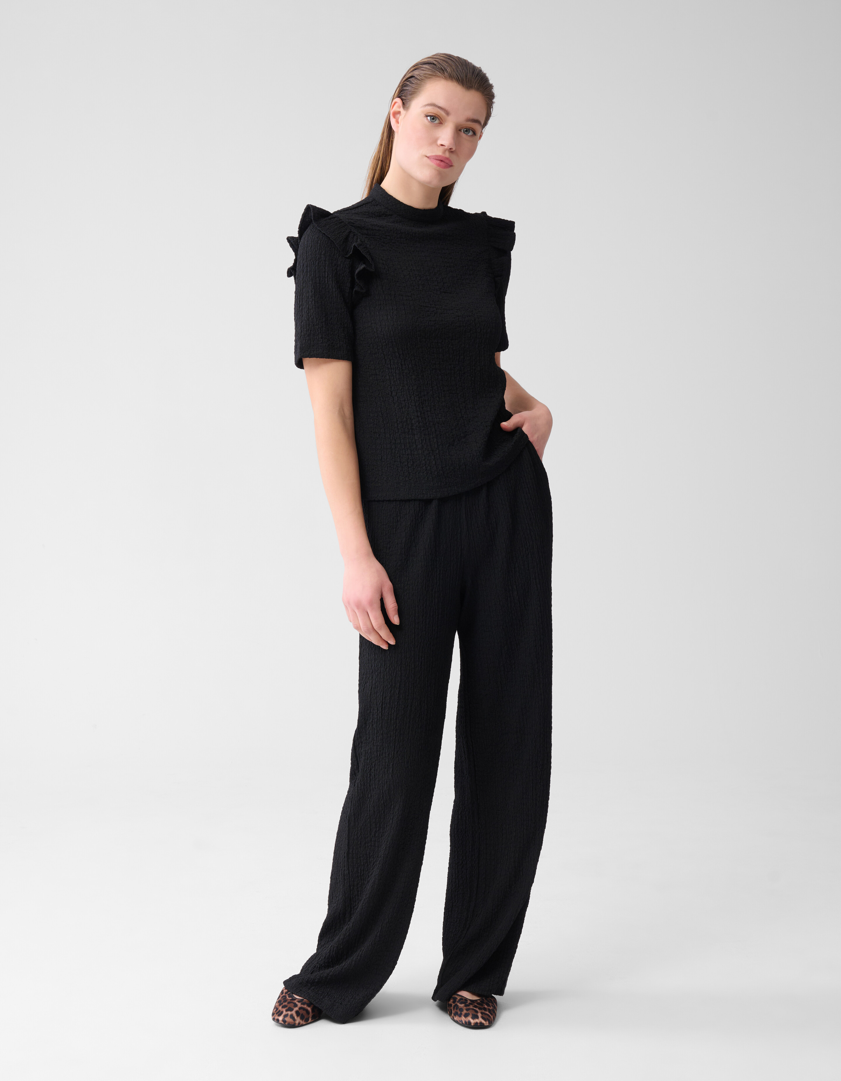 Crinkle Ruffle Top Schwarz SHOEBY WOMEN