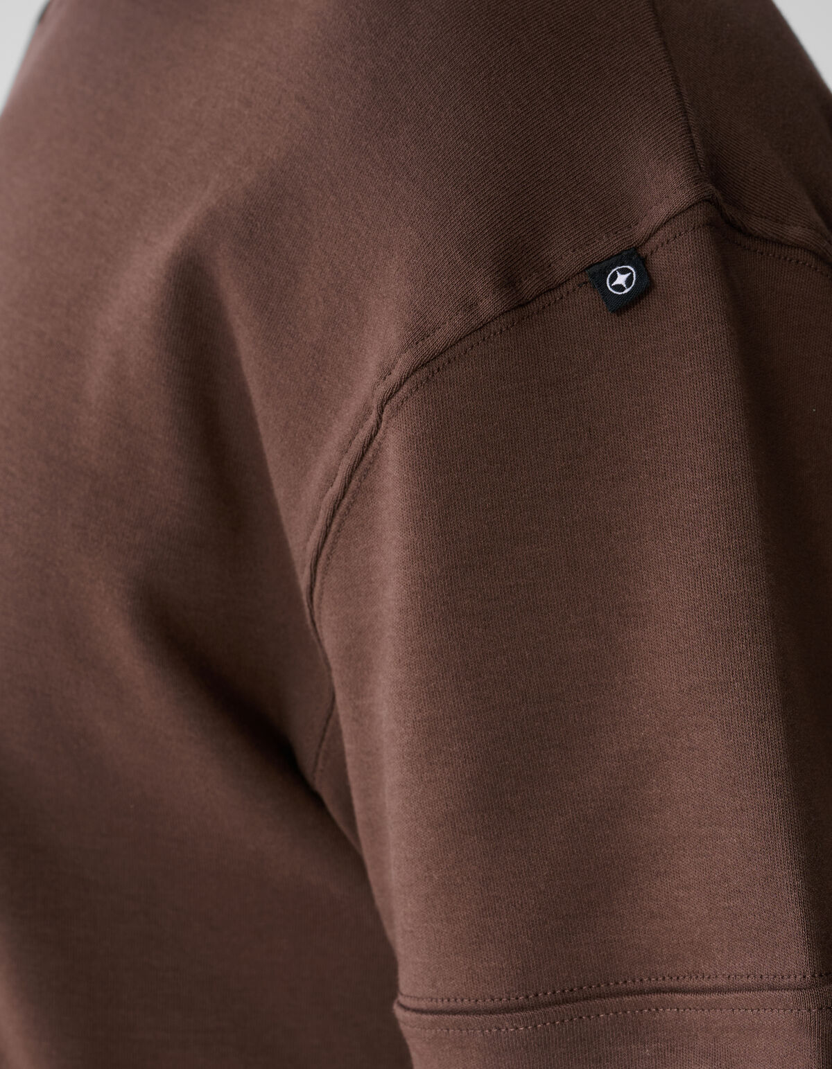 Minimalistisches T-Shirt in Dunkelbraun SHOEBY MEN