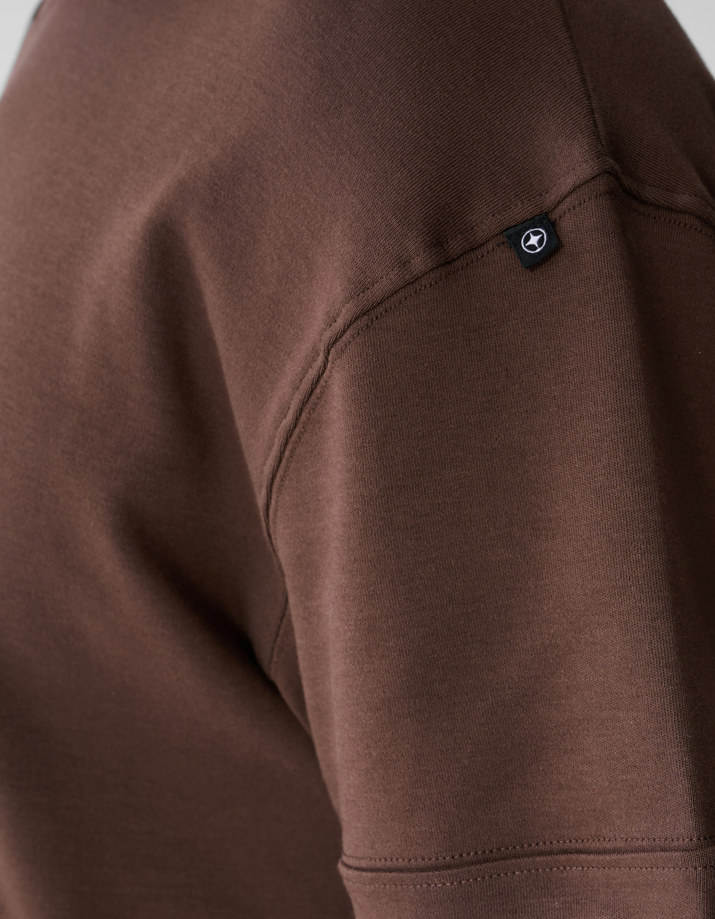 Minimalistisches T-Shirt in Dunkelbraun SHOEBY MEN