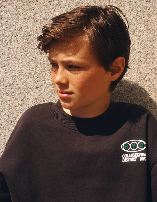College Artwork Sweater Dunkelbraun SHOEBY BOYS