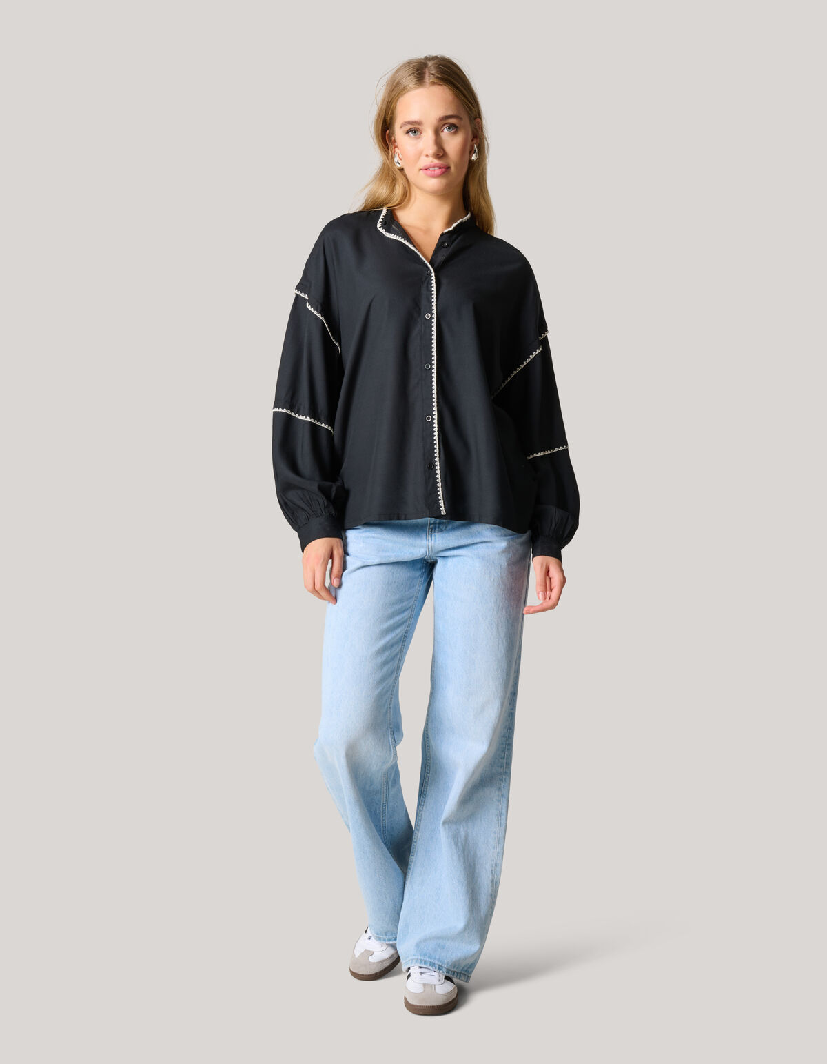 Bluse mit Stickerei Schwarz SHOEBY WOMEN