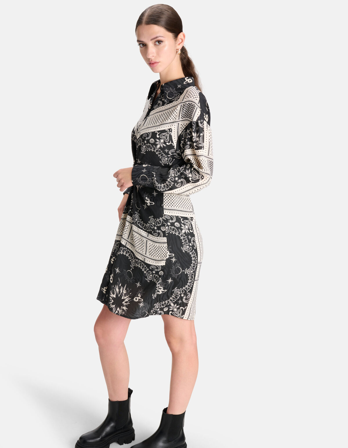 Kleid mit grafischem Druck Schwarz SHOEBY WOMEN
