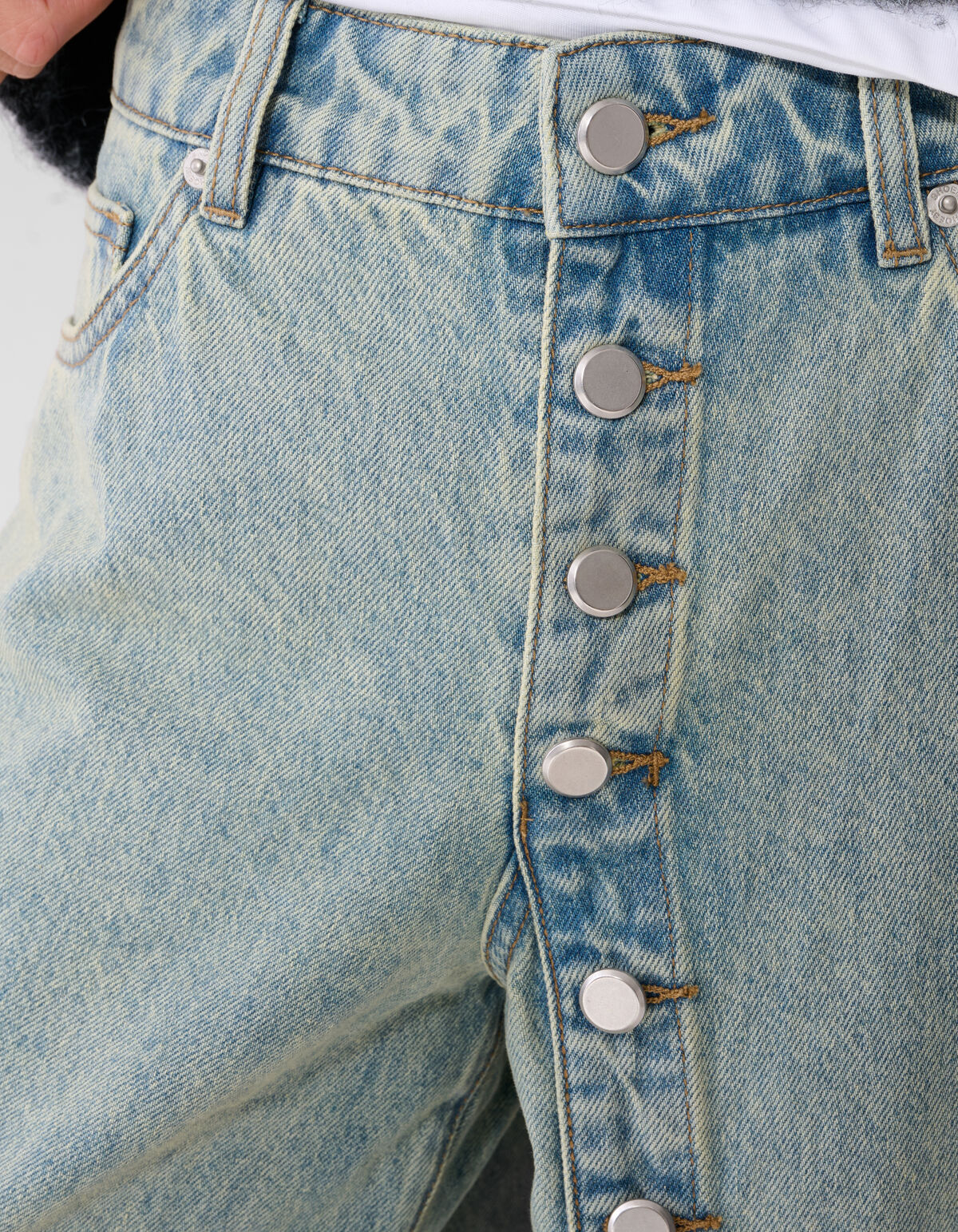 Wide Leg Jeans Mit Knopfverschluss Bleached SHOEBY WOMEN
