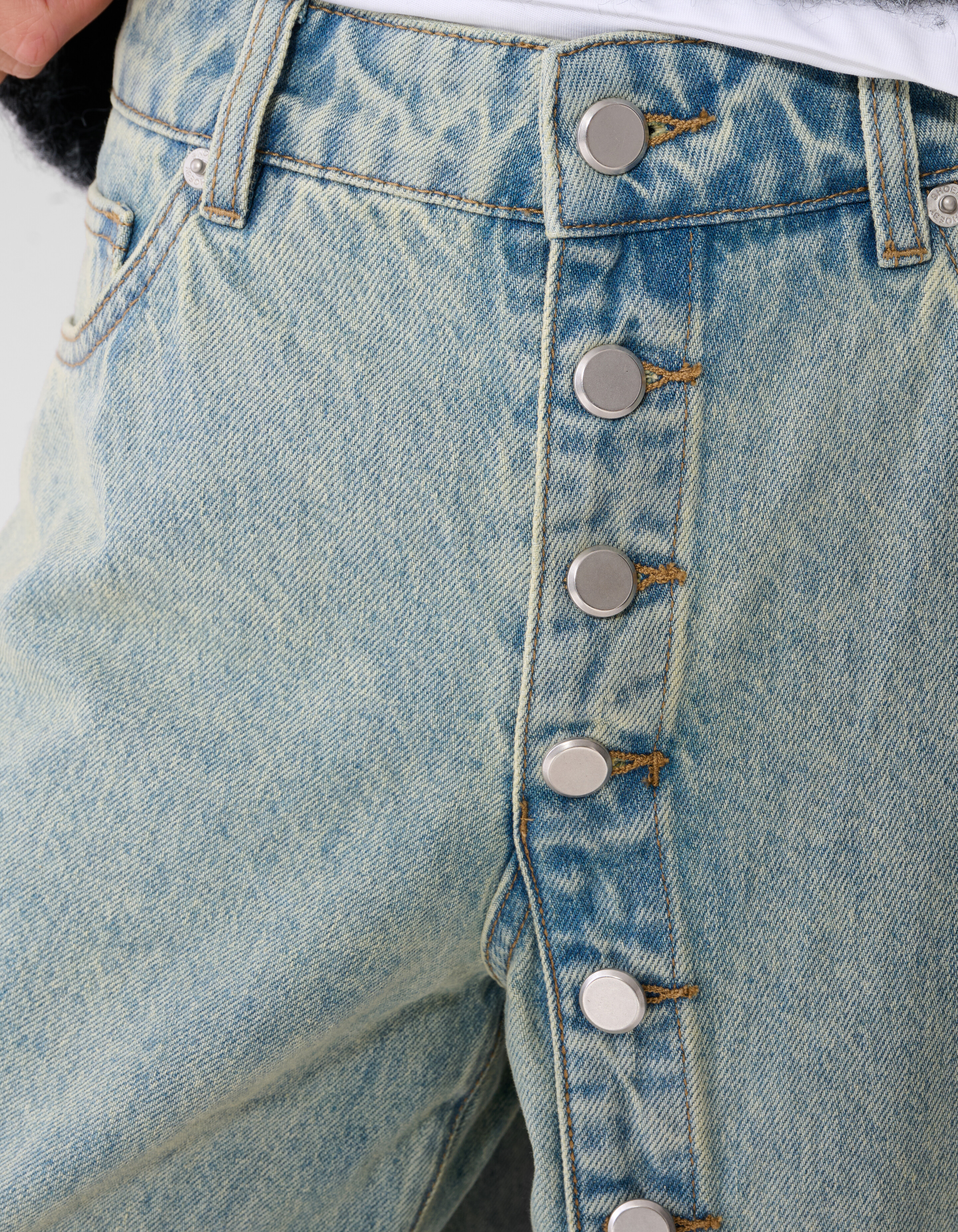Wide Leg Jeans Mit Knopfverschluss Bleached SHOEBY WOMEN