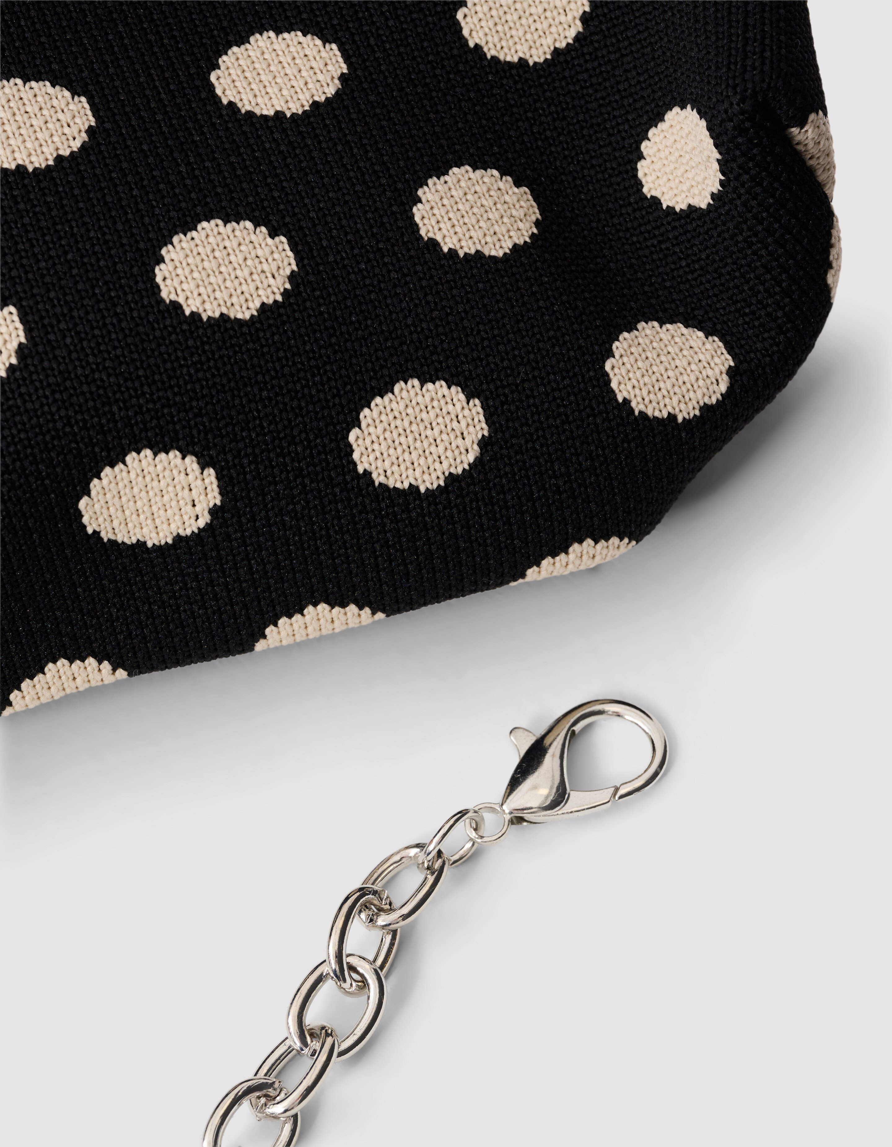 Gestrickte Clutch mit Punkten Schwarz SHOEBY ACCESSOIRES