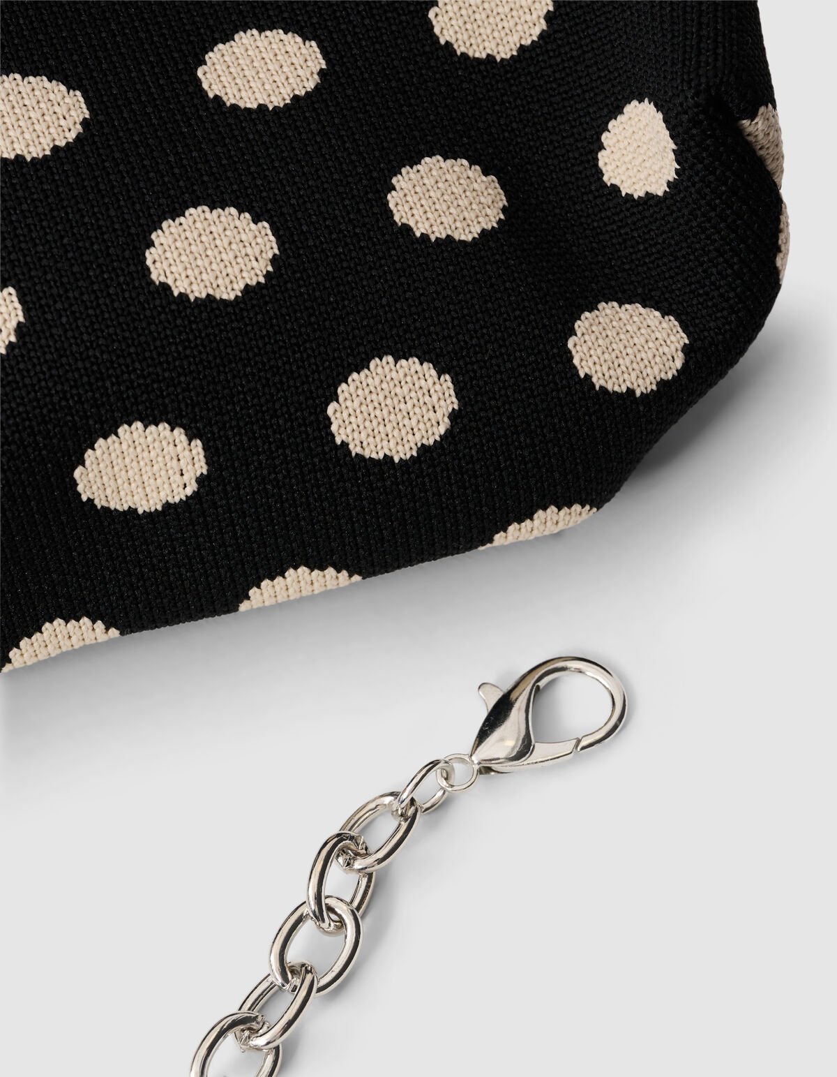 Gestrickte Clutch mit Punkten Schwarz SHOEBY ACCESSOIRES