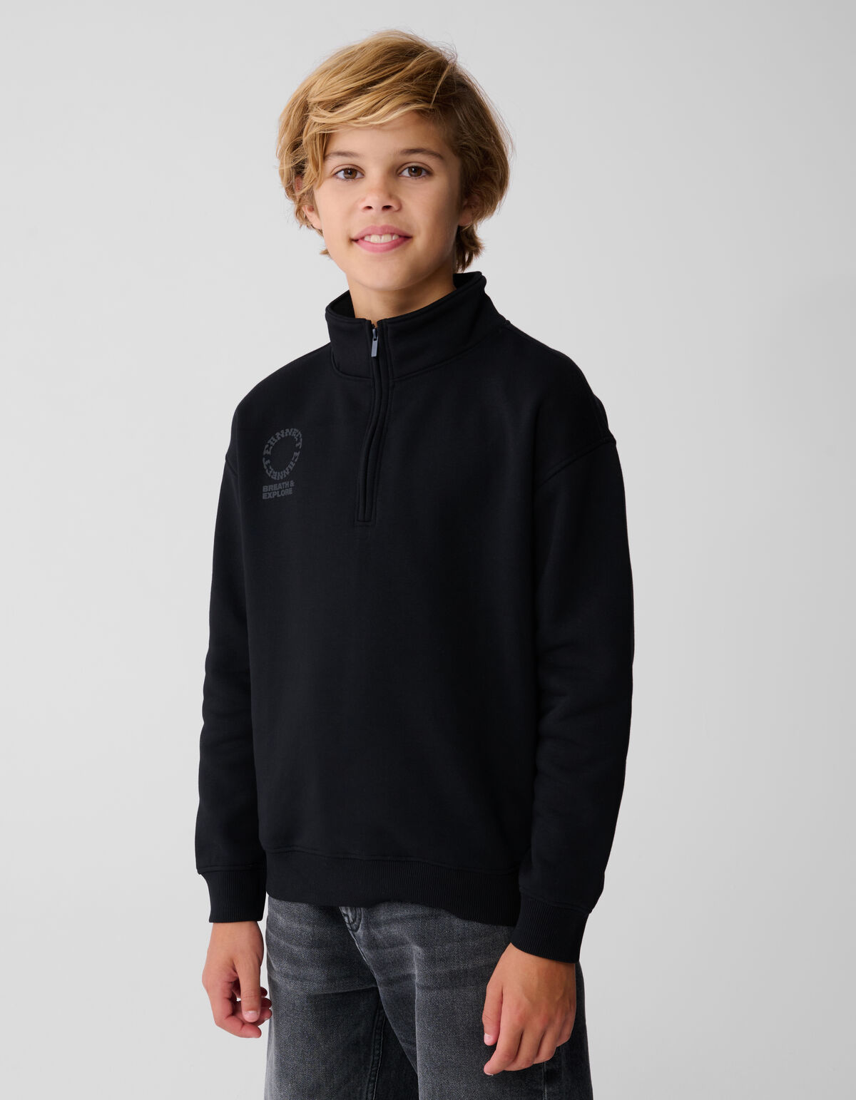 Schwarzer Pullover mit halbem Reißverschluss SHOEBY BOYS