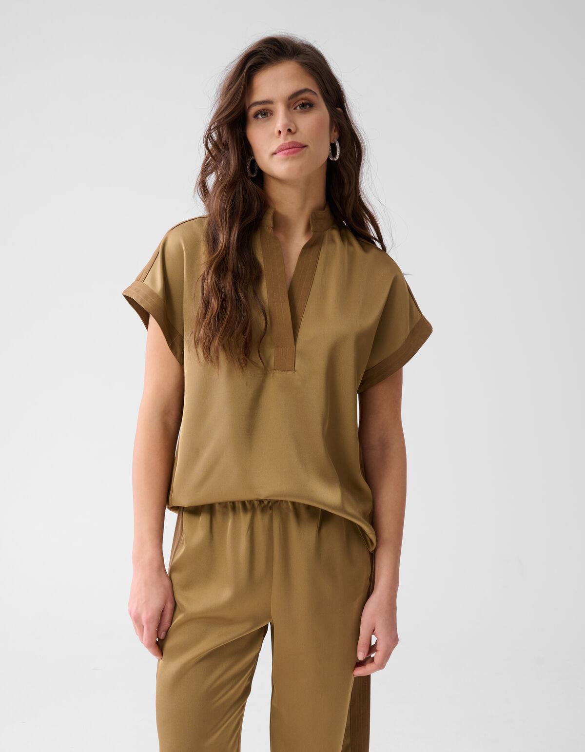 Satin Top mit V-Ausschnitt Camel SHOEBY WOMEN