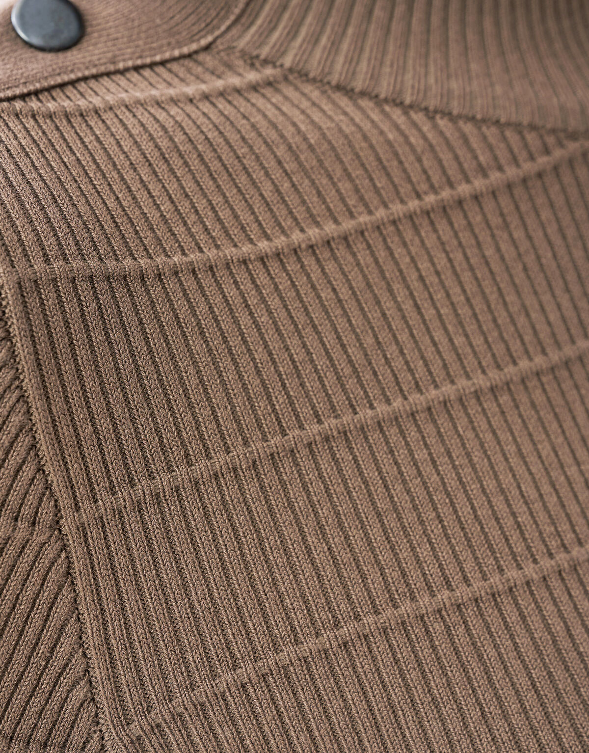 Rollkragenpullover mit Knopfleiste Dunkelbraun SHOEBY WOMEN