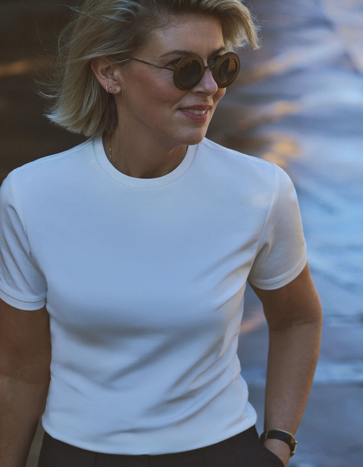 Ma&szlig;geschneidertes T-Shirt in gebrochenem Wei&szlig; von SHOEBY WOMEN