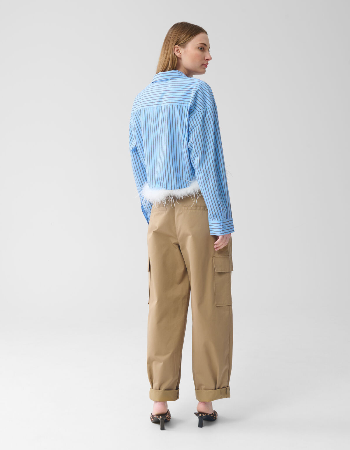 Gek&uuml;rzte Bluse mit Federn Hellblau SHOEBY WOMEN