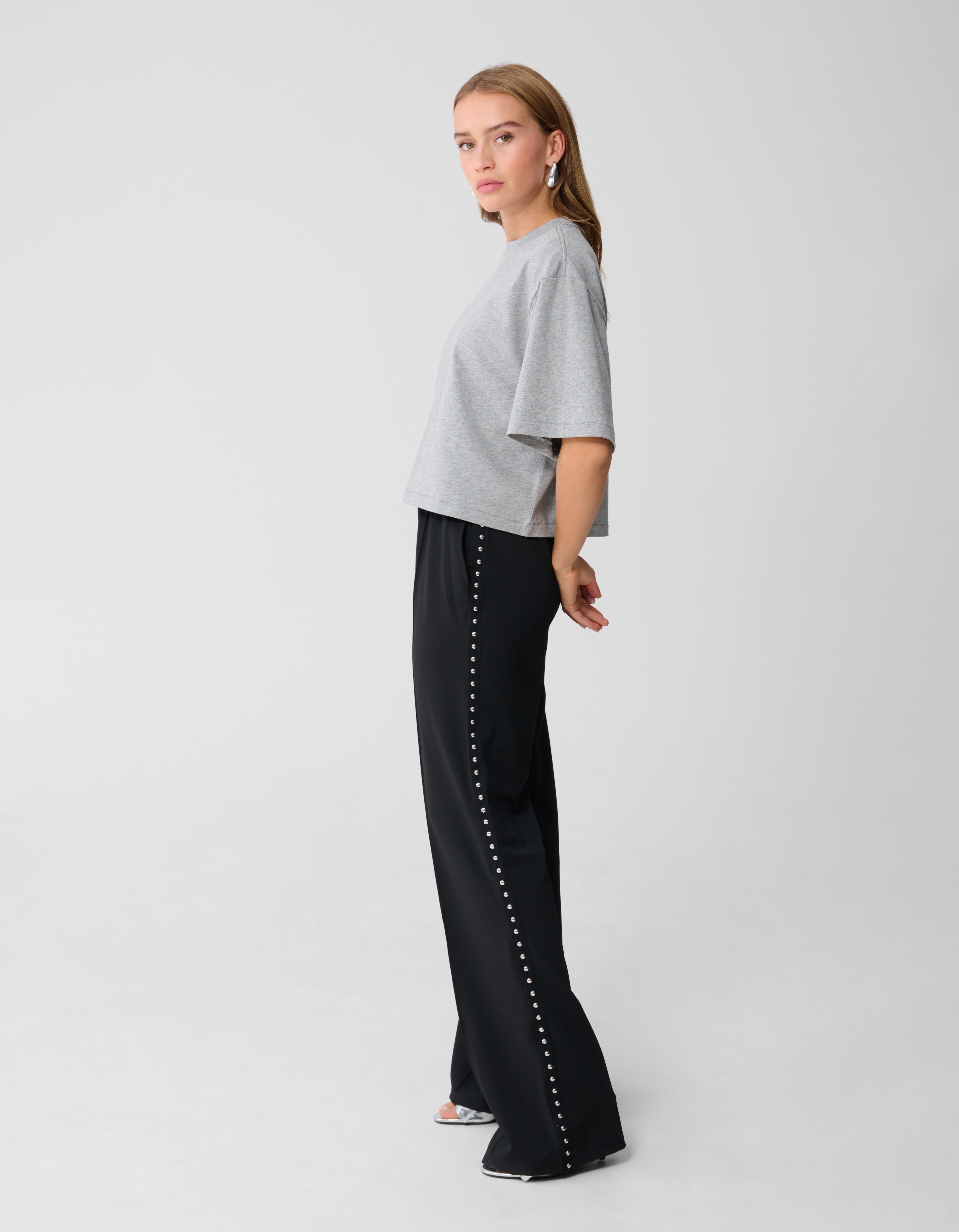 Hose mit weitem Bein und Nietenband in Schwarz SHOEBY WOMEN