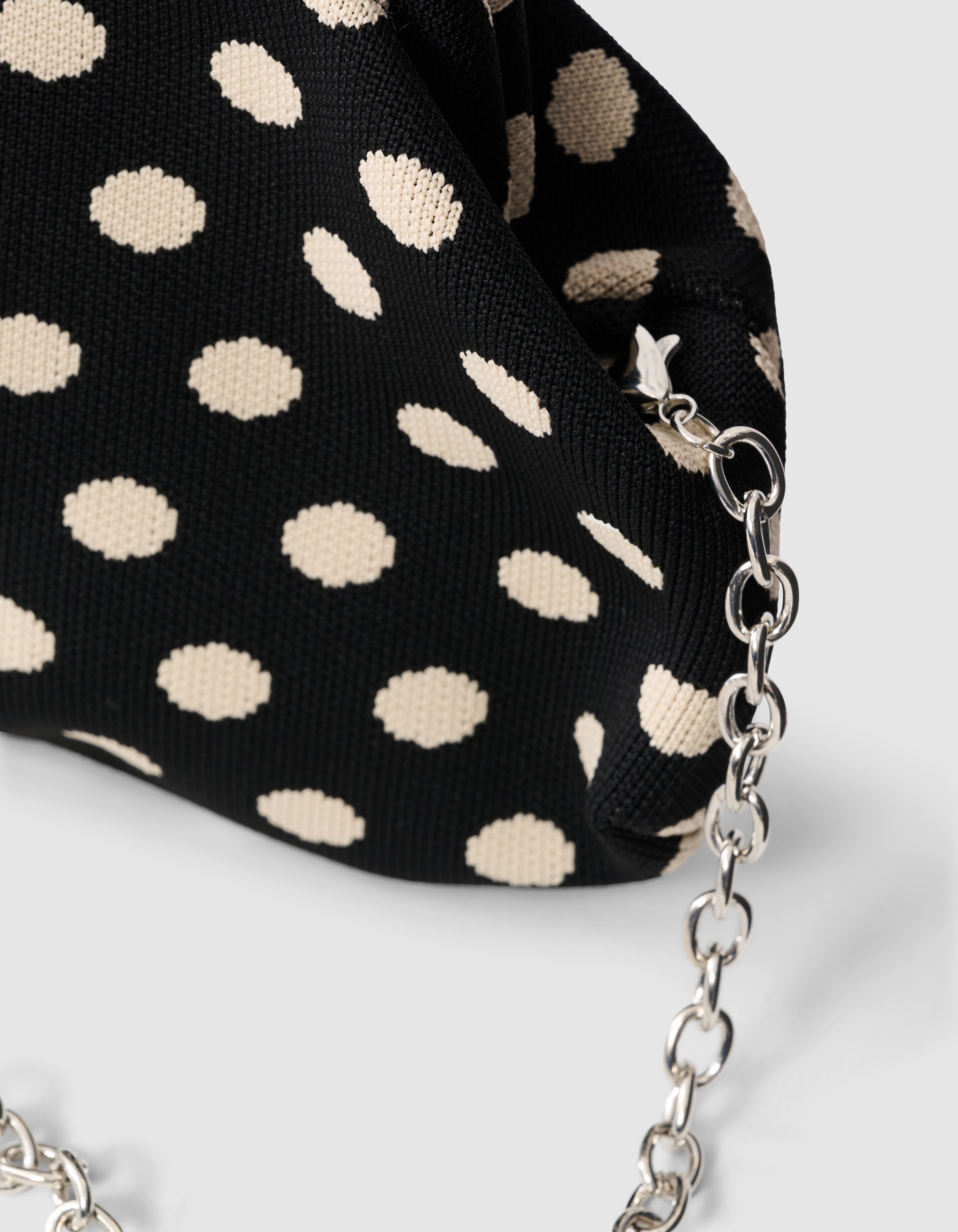 Gestrickte Clutch mit Punkten Schwarz SHOEBY ACCESSOIRES