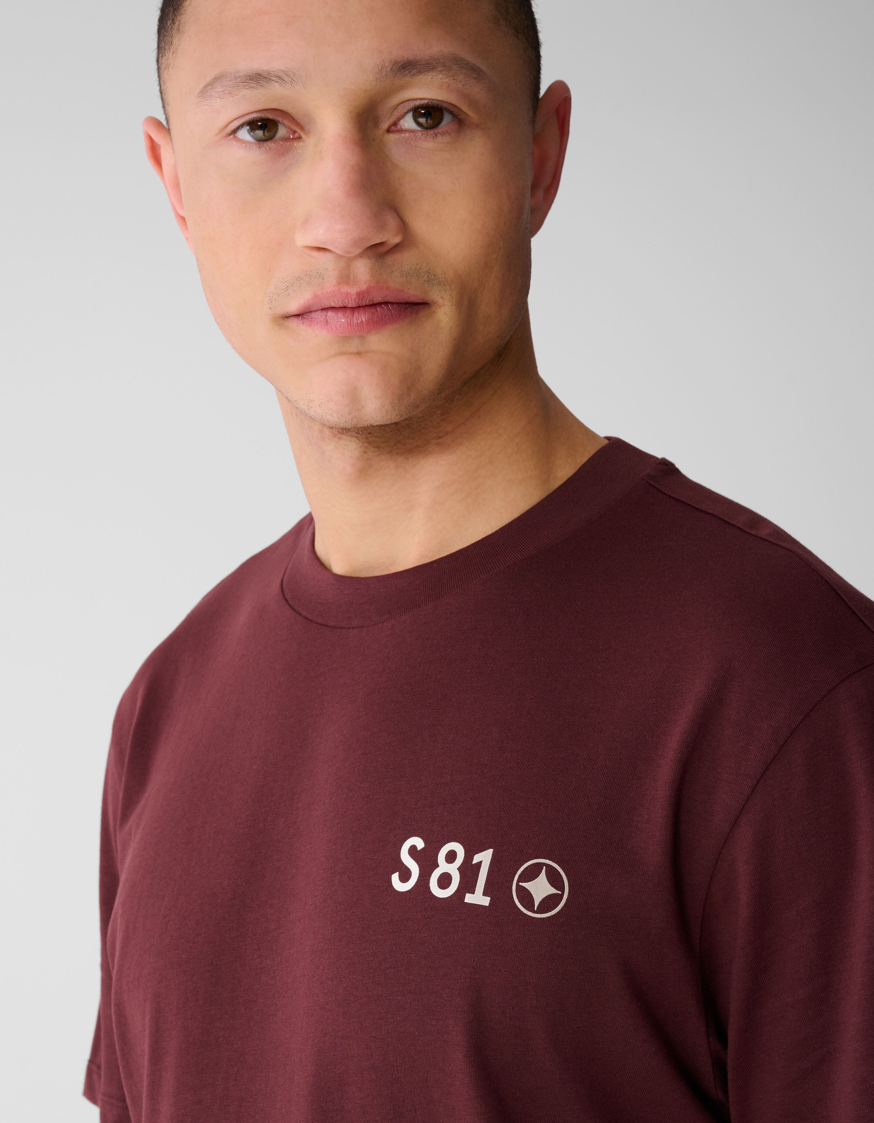 Gradient Logo Artwork T-Shirt Dunkelrot SHOEBY MEN