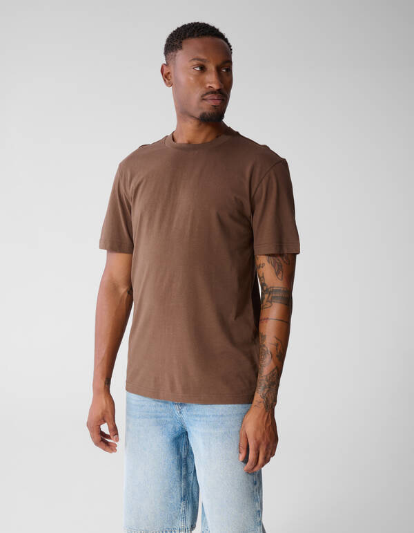 T-Shirt mit gepunktetem Kunstwerk Dunkelbraun SHOEBY MEN