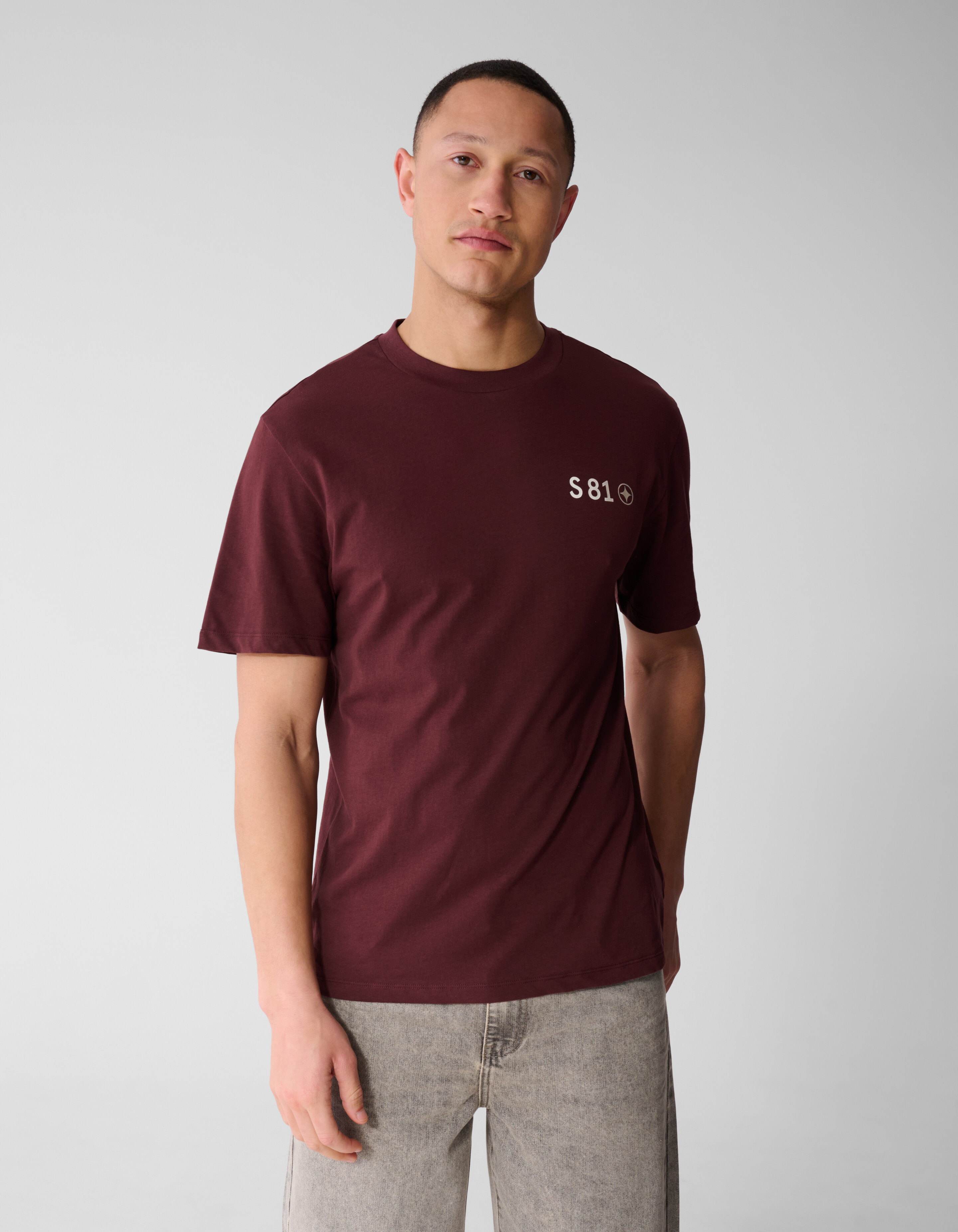 Gradient Logo Artwork T-Shirt Dunkelrot SHOEBY MEN