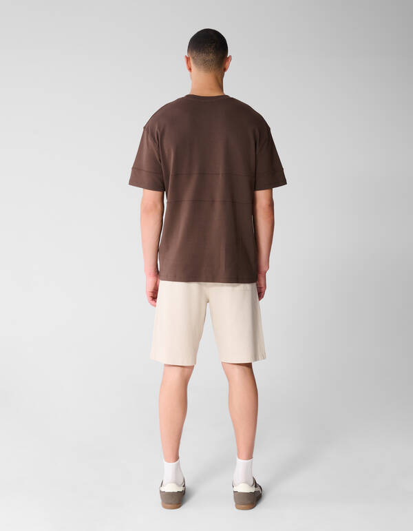 Minimalistisches T-Shirt in Dunkelbraun SHOEBY MEN
